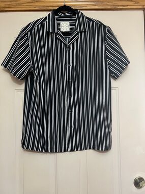 Men’s Black & White Vertical Stripe Short-Sleeve Button-Down Shirt